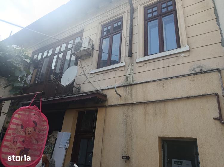 Casă cu 8 camere cu Teren 220 Mp în Grivița