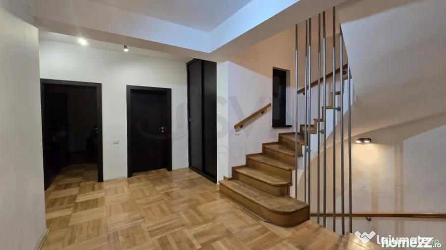 Casă cu 7 camere cu Teren 300 Mp în Domenii