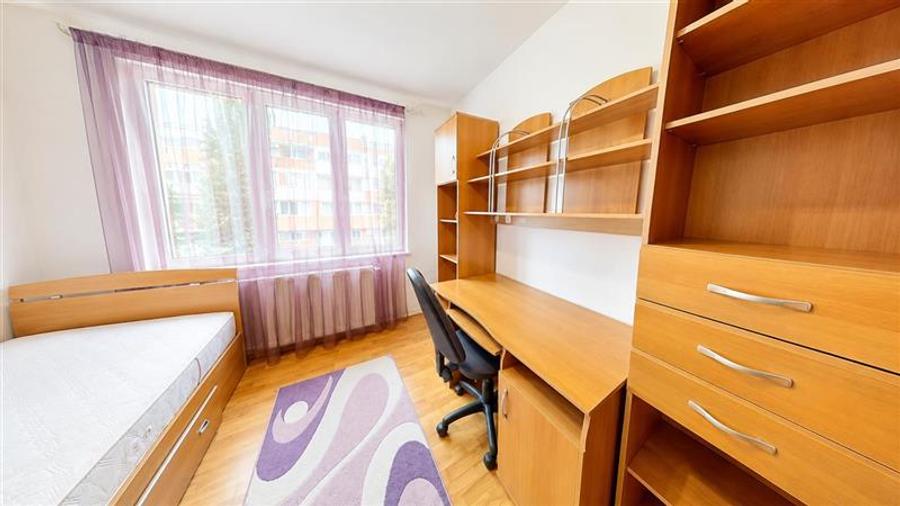 Apartament cu 4 camere decomandat, mobilat în Tractorul