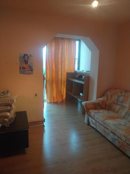 Apartament cu 3 camere decomandat în Polivalentă