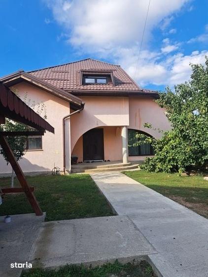 Casă cu 4 camere cu Teren 215 Mp în Coșteiu