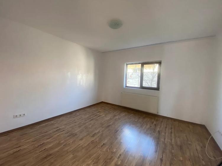 Casă cu 5 camere decomandat cu Teren 300 Mp în Valu lui Traian