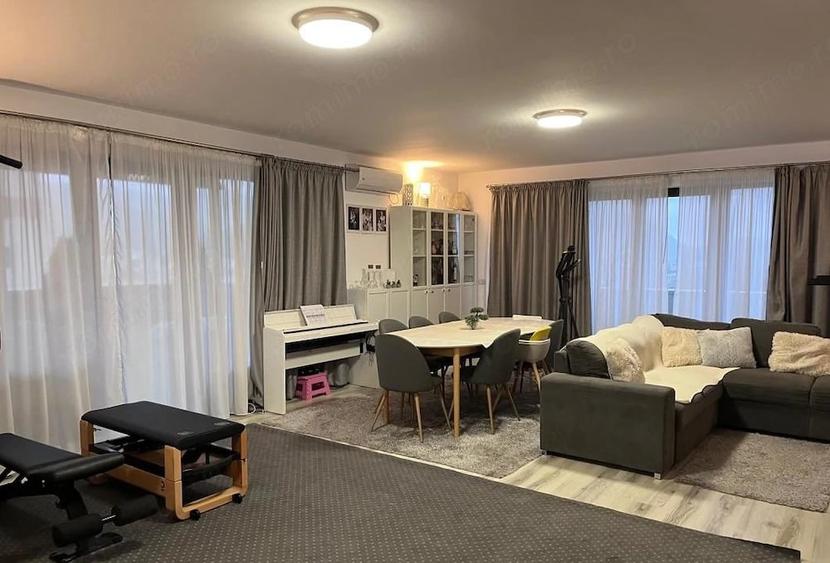 Apartament cu 4 camere decomandat în Noua