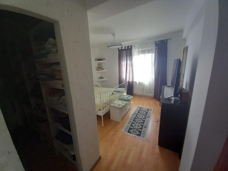 Apartament cu 3 camere semidecomandat, mobilat în Sud
