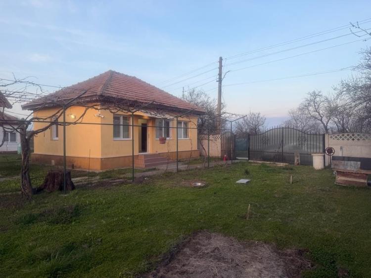 Casă individuală cu 3 camere cu Teren 1090 Mp în Pielești