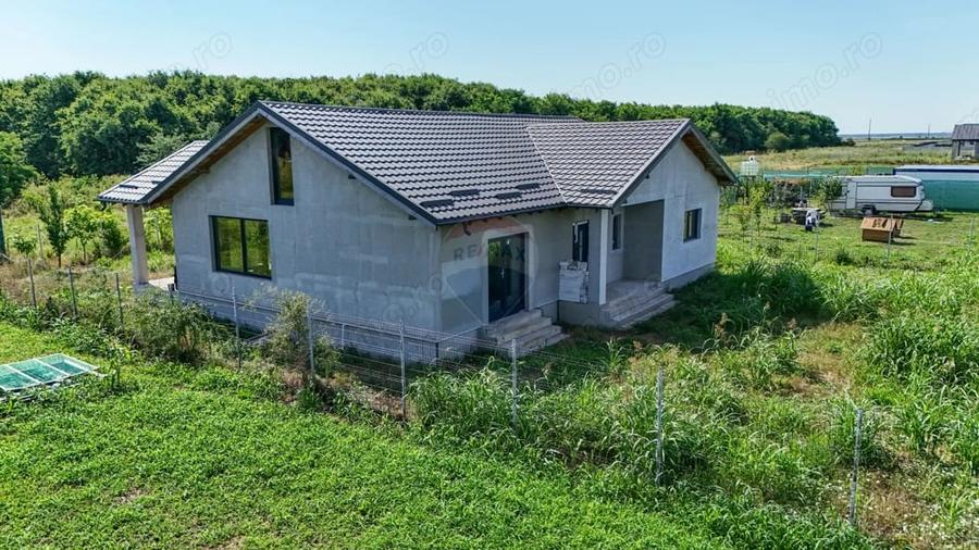 Casă cu 4 camere cu Teren 1007 Mp în Sud