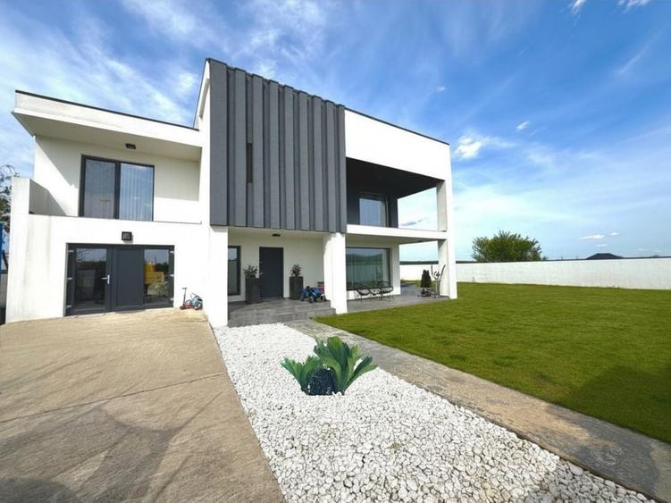Casă cu 4 camere în Săftica