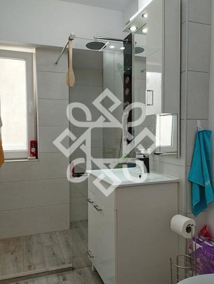 Apartament cu 3 camere semidecomandat în Rogerius
