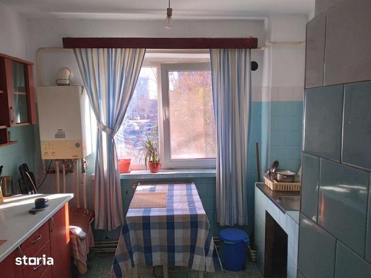 Apartament cu 3 camere semidecomandat în Est