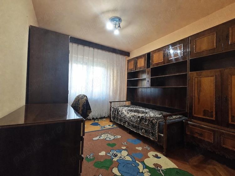 Apartament cu 3 camere decomandat în Girocului