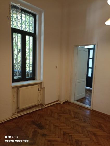 Apartament cu 3 camere semidecomandat în Știrbei Vodă