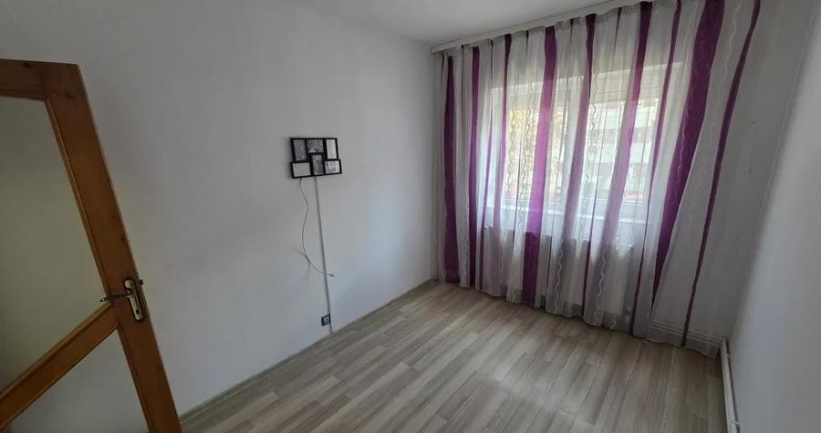 Apartament cu 4 camere decomandat, mobilat în Casa de Cultură