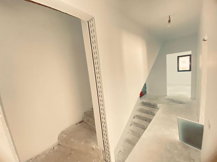 Duplex cu 4 camere si mansarda. Curte 250 mp. Comision 0 - 17