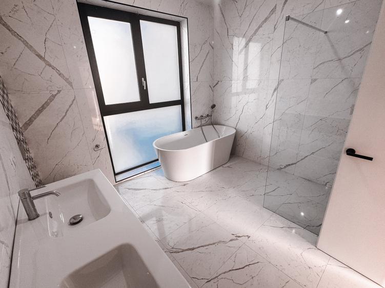 Duplex cu 5 camere cu Piscina în Central