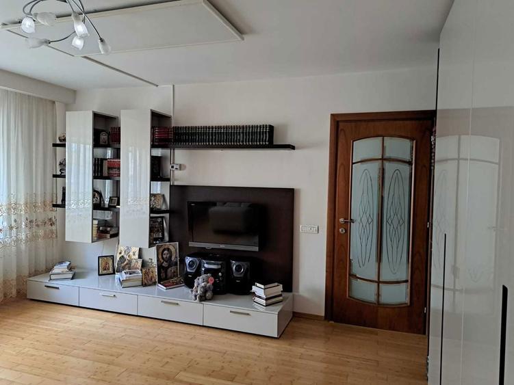 vand apartament 3 camere Bucuresti - 1