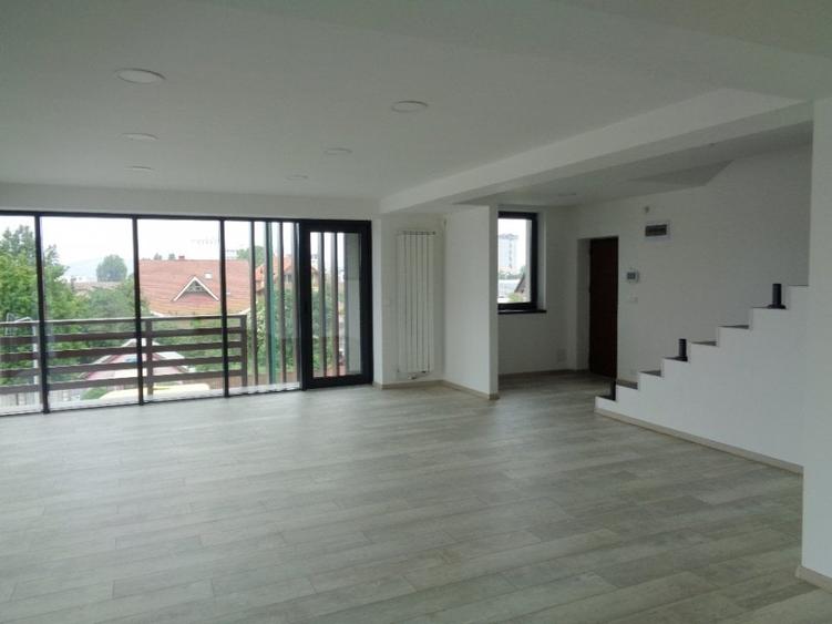 Apartament cu 4 camere in cladire de birouri - 1