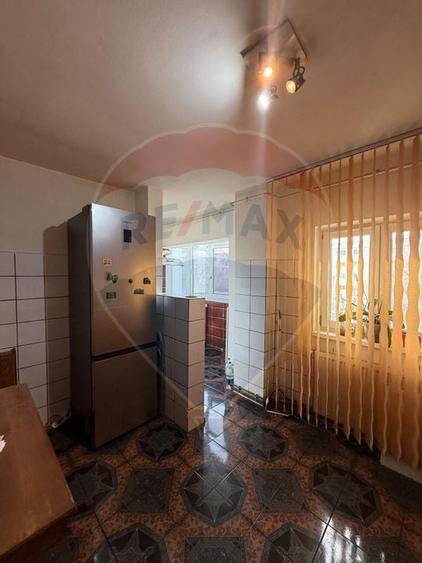 Apartament cu 3 camere de închiriat în zona Lapus - 10