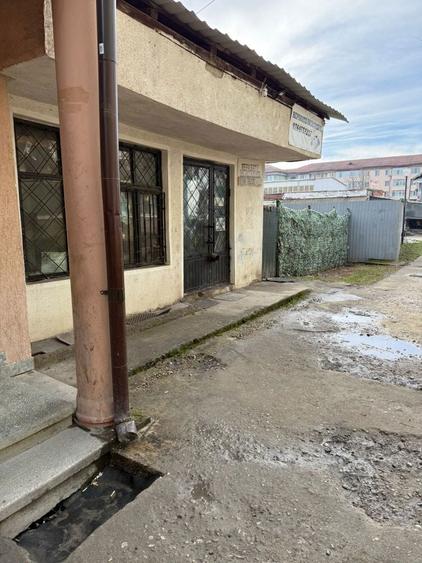 Vand spatiu comercial in piata centrala Motru - 1