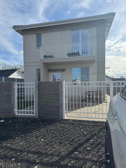 Casă individuală cu 4 camere cu Canalizare în Moșnița Nouă