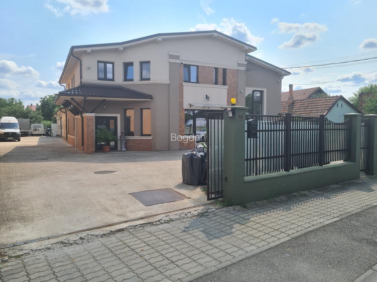 Spatiu Comercial zona centrala 660 mp utili parcare privata