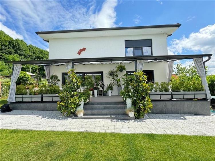 FILM & Tur LIVE!Vila cu arhitectura selecta,intr- o eleganta oaza de liniste - 17