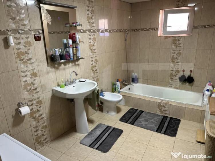 Casa spa?ioasa intr-o zona lini?tita curte amenaj - 13