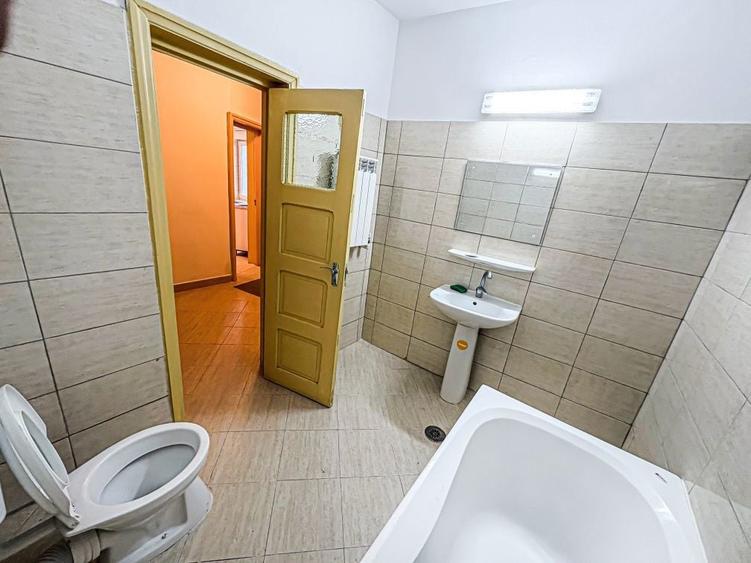 Direct proprietar inchiriez sau vand casa la curte 4 camere + curte - 3