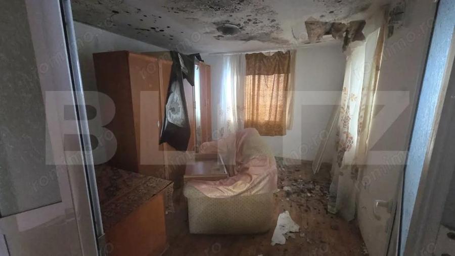 Casa cu acoperisul ars cu teren intravilan, 764 mp, zona Razvad - 12
