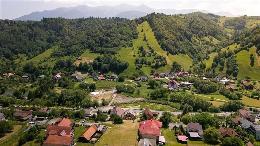 Casă cu 8 camere cu Teren 685 Mp în Moieciu de Jos