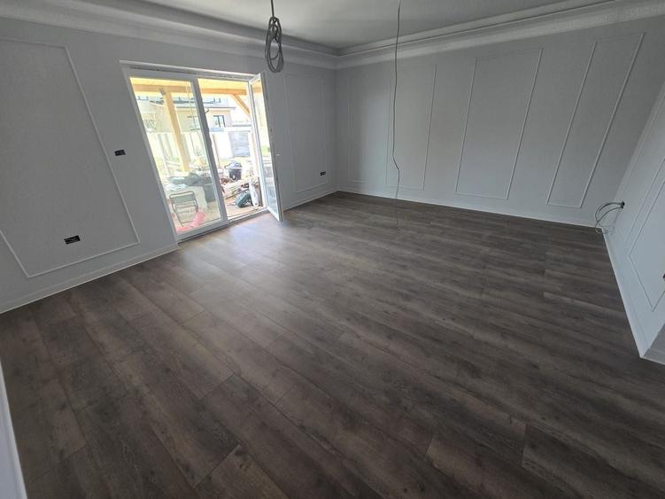 Duplex despartit prin camera tehnica - 4 camere Toate Utilitatile - 5