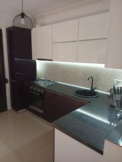 Apartament cu 3 camere semidecomandat în Fundeni