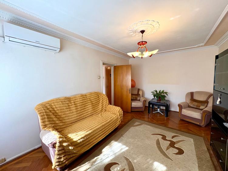 Apartament cu 3 camere semidecomandat în Titan