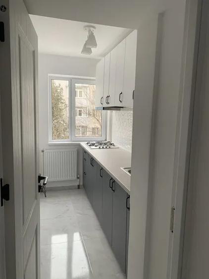 Apartament cu 3 camere semidecomandat, mobilat în Universitate