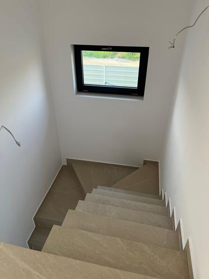 Duplex cu 4 camere cu Canalizare în 1 Decembrie