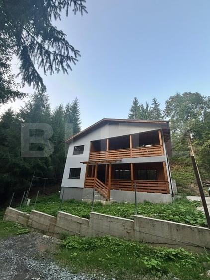 Casă individuală cu 7 camere cu Canalizare în Colibița