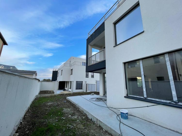 Duplex cu 4 camere cu Canalizare în Palazu Mare
