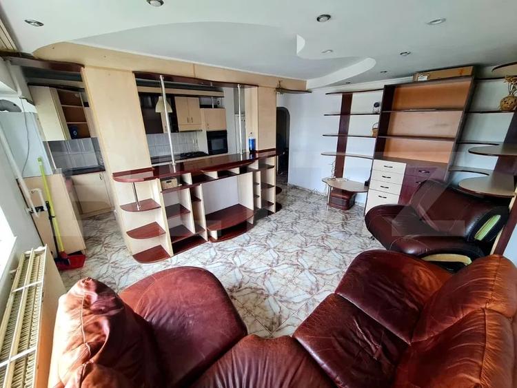 Apartament cu 3 camere decomandat, mobilat în Nicolina