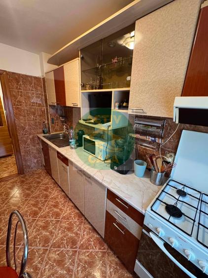 Apartament cu 3 camere decomandat în Est