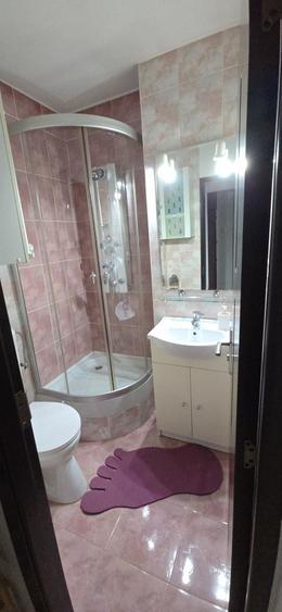 Apartament cu 3 camere decomandat în Tractorul