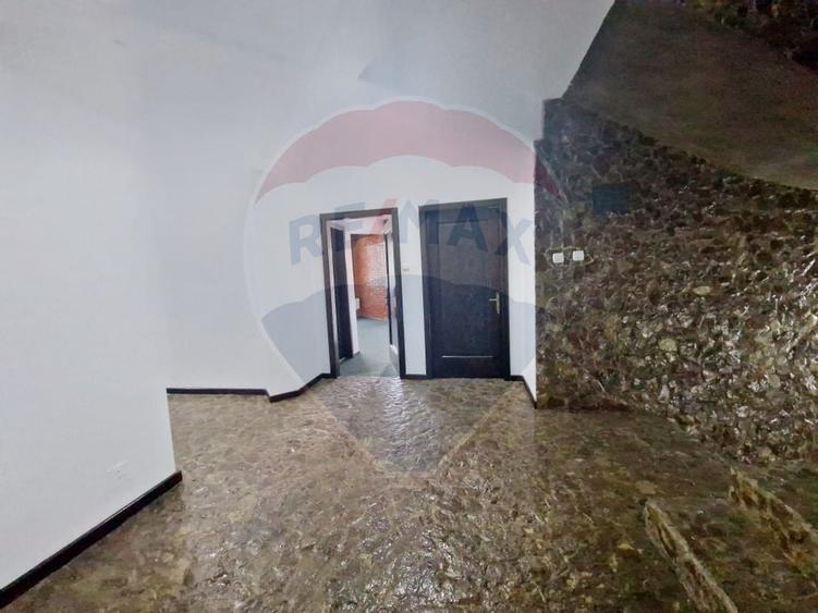 Pensiune Eselnita / 16 camere / Teren - 1448 mp / Ponton - 38