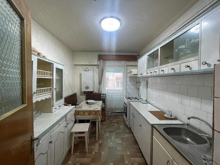 Traian, zona Ursus,2 camere decomandat,etaj 1,mobilat si utilat clasic,2, bai, balcon mare,250 euro - 1