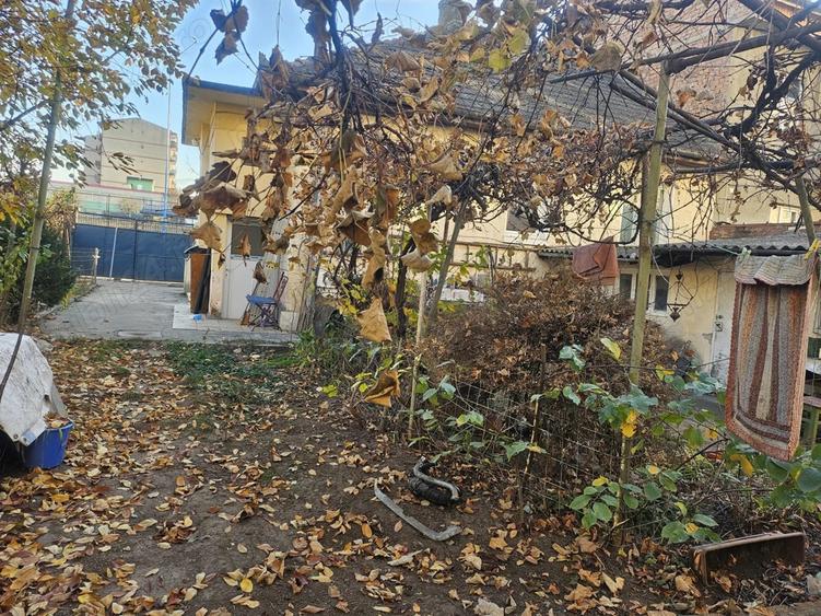 Casa de vanzare in Bra?ov, comision 0%, pre? negociabil 240.ooo Euro,91 mp-3 camere+ teren - 4