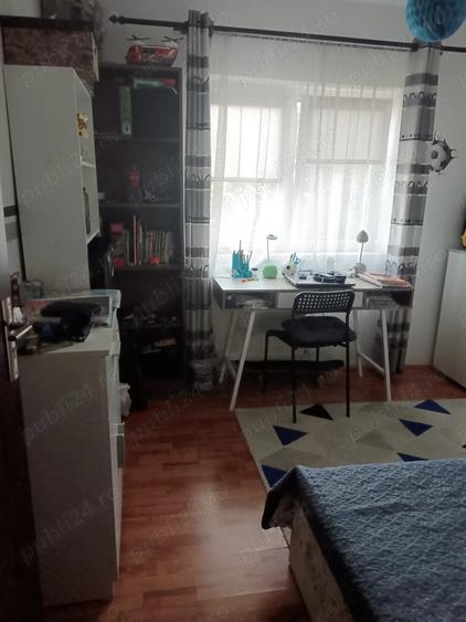 Apartament cu 4 camere decomandat în Confecții
