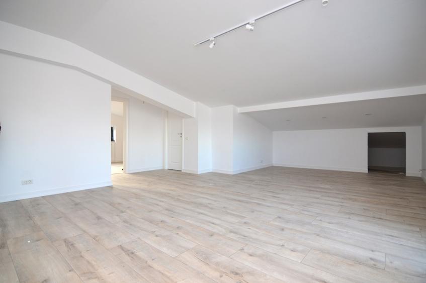 Apartament cu 3 camere semidecomandat în Calea Călărașilor