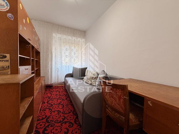 Apartament cu 3 camere semidecomandat, mobilat în Complex Studențesc