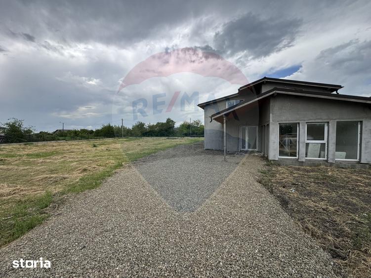 Casă cu 6 camere cu Teren 2952 Mp în Colceag
