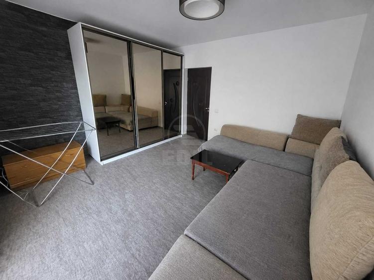 Apartament cu 3 camere decomandat în Florești