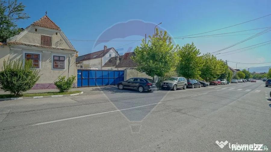 Casă cu 9 camere cu Teren 1236 Mp în Central