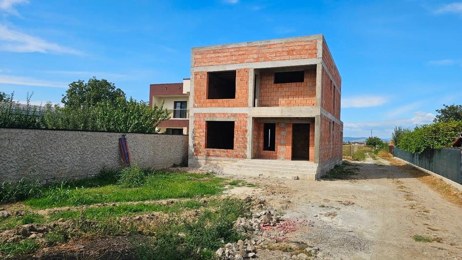 Casă individuală cu 5 camere cu Canalizare în Mărăcineni