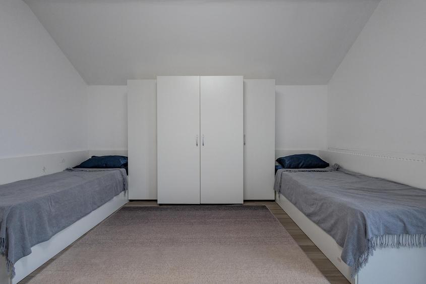 Vila cu doua fronturi si gradina matura, rezidenta sau investitie - 13